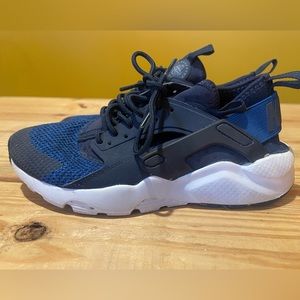 Youth navy blue Huarache shoe